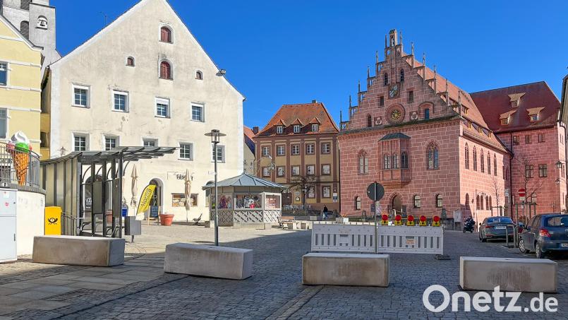 Im März kamen die Betonpoller zum ersten Mal zum Einsatz, um die Rosenmontagsparty am Luitpoldplatz abzusichern. Nun werden damit beim Altstadtfest alle Zufahrten zur Festmeile blockiert. Archivbild: Petra Hartl