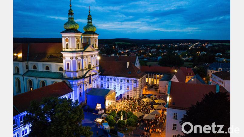 Das Europa-Open-Air findet von Freitag, 27. Juni, bis Sonntag, 29. Juni, vor der Stiftsbasilika Waldsassen statt. Bild: Drone-Pics.de/Stadt Waldsassen/exb