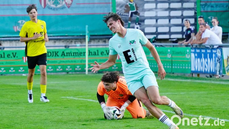 Ammerthals Jan-Luis Knisch kommt zu spät. Ambergs Keeper Vislan Lalayev hat den Ball in dieser Szene sicher. Bild: ref