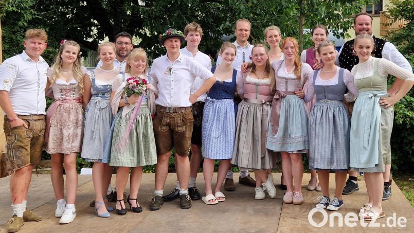 Die Ransbacher Kirchweihpaare können auch heuer wieder auf die Unterstützung der Dorfgemeinschaft zählen. Der Baum wird am Sonntag um 15.30 Uhr ausgetanzt und dazu gehört auch das Schnoderhüpflsingen. Bild: bö