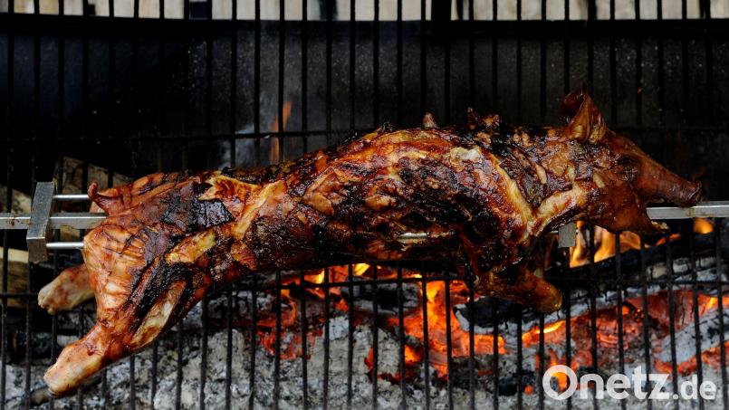 Für viele eine echte Spezialität: Spanferkel vom Grill gibt es wieder von der Historischen Gruppe Stiber-Fähnlein Auf der Schanze. Symbolbild: Daniel Maurer/dpa