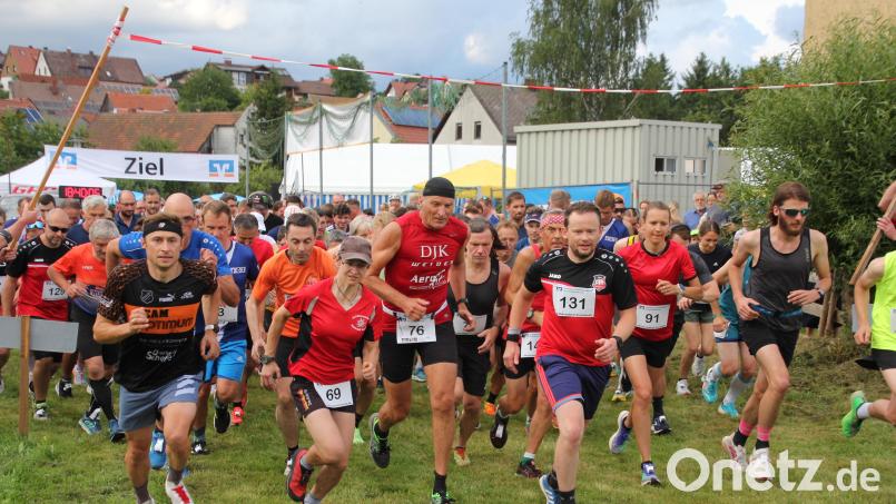 Der Hauptlauf beim 26. Waldnaabtal-Crosslauf, ein 8,2 Kilometer langer Lauf durch das Waldnaabtal, startet um 18.40 Uhr. Unser Bild zeigt den Start vom vergangenen Jahr. Archivbild: kro