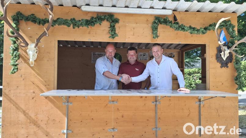 Handschlag auf den neuen Festwirt im Zelt von Bischofshof (von links): Festwirt Georg Schmidt, Wolfgang Böhm von der Brauerei Bischofshof und der neue Festwirt Wolfgang Hirsch. Bild: Hirsch