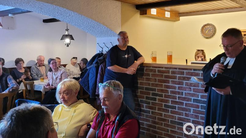 Zum Gottesdienst ein frisch gezapfter Zoigl in der Zoiglstube &quot;Teicher&quot;. Pfarrer Thomas Berthold predigte am ungewöhnlichen Ort vor rund 80 Besuchern. Gottesdienste an ungewöhnlichen Orten finden in der Region Anklang. Bild: Susanne Kropf