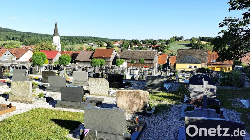 Der Stadtrat Schönsee verabschiedet eine neue Satzung für die Friedhofsgebühren in Schönsee (Bild) und Gaisthal. Bild: Portner