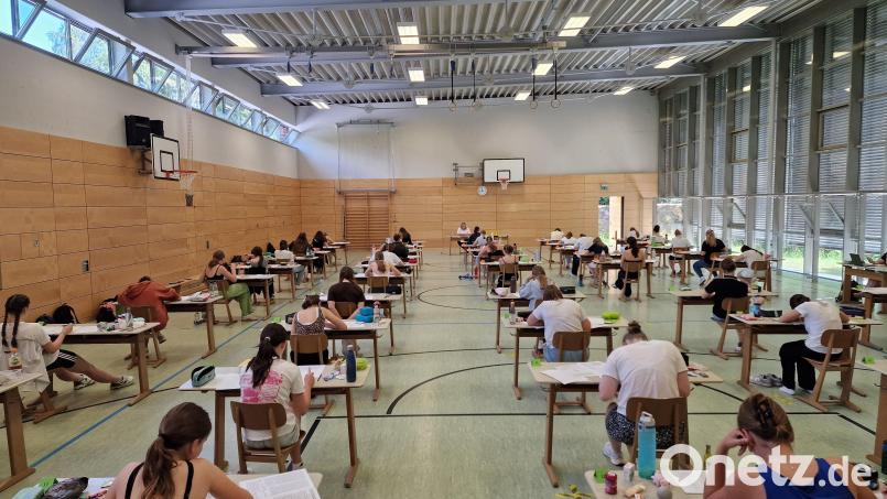 Für 47 Schülerinnen begannen die Abschlussprüfungen an der Mädchenrealschule in Waldsassen. Bild: Kerstin Reiter