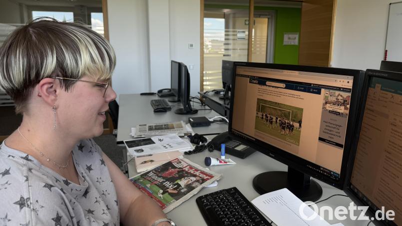 Volontärin Eva Kreuzer ist jetzt zeitweise Teil der Sportredaktion. Um nicht noch einmal zu verwechseln, welcher Verein in welcher Liga spielt, hat sie sich eine Liste geschrieben. Die DJK Gebenbach spielt übrigens in der Bayernliga! Bild: ama