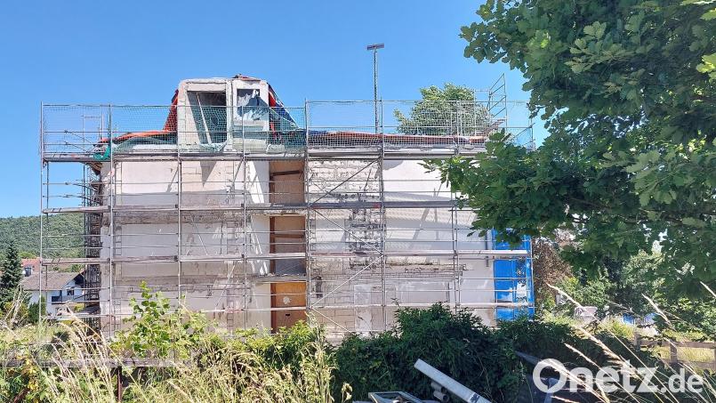 Jahrelang Stein des Anstoßes war die Baustelle Seniorenresidenz. Jetzt stellte der Eigentümer einen Antrag auf Abriss, für den das gemeindliche Einvernehmen bei der Gemeinderatssitzung einstimmig befürwortet wurde. Bild: mfh
