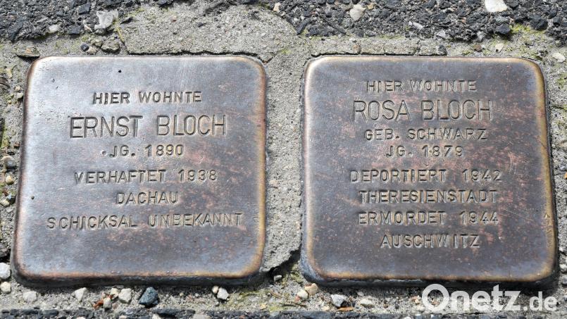 Stolpersteine wie diese hier (in Amberg) wurden in Marktredwitz mit schwarzer Farbe bemalt. Die Polizei sucht Zeugen. Symbolbild: Petra Hartl