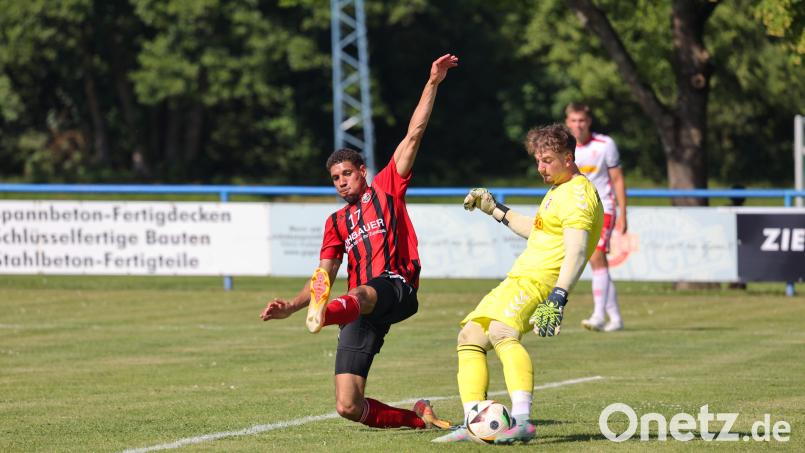 Jamal Dubois (links) vom SC Luhe-Wildenau trifft mit seinem Team am Donnerstagabend auf den FC Rieden. Bild: Dieter Jäschke