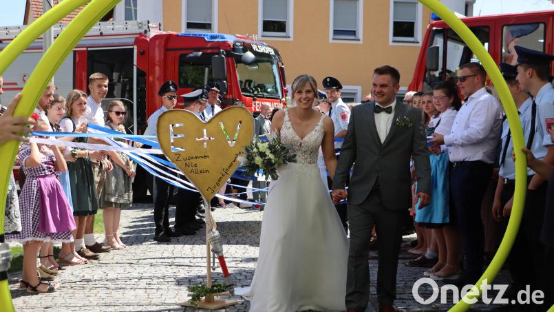 Das Spalier bildeten viele Freunde, Vereinskameraden und die Familie am Riedener Rathaus für Vera Preischl und Elias Hollweck Bild: mrr