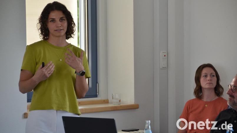 Referentin Anna Schneidewind, im Hintergrund Alicia Schober, stellten die kommunale Wärmeplanung vor. Bild: ak