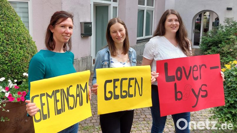 Auf dem Foto zu sehen die Mitarbeiterinnen der Stadt Amberg von links: Sabine Weber (Leitung der Jugendsozialarbeit an Schulen), Carmen Feistauer (Jugendhilfeplanung Amberg), Nadine Gräml (Gleichstellungsbeauftragte). Bild: Michael Girbert