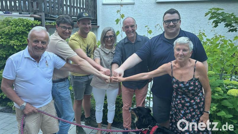 Hand in Hand geht es weiter, die Freunde des Landestheaters Oberpfalz entscheiden sich gegen eine Auflösung (von links): Bernd Hofmann (2. Vorsitzender), Uli Münchmeier (Beisitzer), Klaus Meierhöfer (Schriftführer), Monika Höllerer (Kassenwartin), Heiner Reber (Vorsitzender), Bernhard Wiederer (Beisitzer) und Vroni Hofmann (Beisitzerin). Bild: Freunde des Landestheaters Oberpfalz/exb