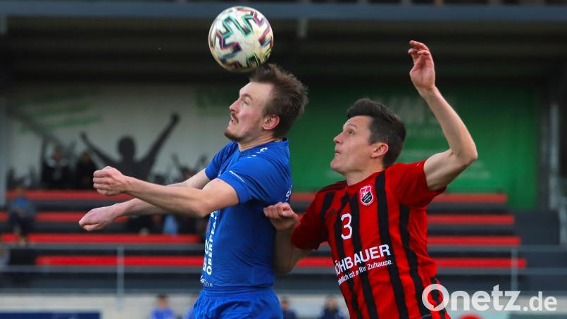Duell der Nachbarn: Der SC Luhe-Wildenau und SV Etzenricht treffen zum Saisonauftakt der Landesliga Mitte aufeinander. Zuletzt lieferten sich SC-Spielertrainer Benjamin Urban (rechts) und SV-Stürmer Martin Pasieka in der Saison 22/23 in einem Bezirksliga-Punktspiel 
ein Kopfballduell. Bild: war