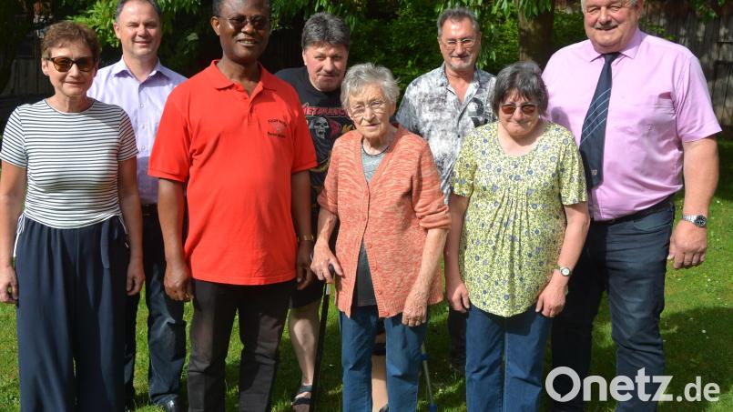Eine große Familienfeier gab es am Dienstag bei Maria Kolb, die ihren 90. Geburtstag feierte. Im Bild die Jubilarin mit (von links) Tochter Andrea, Stephan Forster, Pfarrer Dr. George Nnaemeka Oranekwu, Sohn Konrad, Jubilarin Maria Kolb, Sohn Ludwig, Tochter Maria und Bürgermeister Johann Burger. Bild: jr