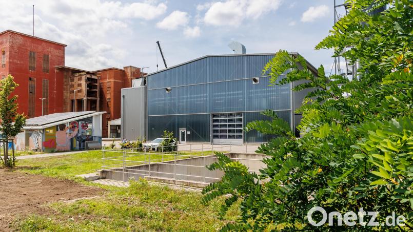 Dort, wo jetzt noch ziegelrote Produktionshallen (links) stehen, soll neben der Klärschlammtrocknung (rechts) eine Verbrennungsanlage gebaut werden. Bild: Hösamer