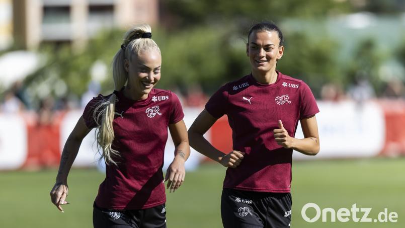 Alisha Lehmann (links) und Riola Xhemaili haben beim Training der Schweizer Frauenfussball-Nationalmannschaft freilich mehr zu lachen, als beim 1:7 gegen die U15-Junioren des FC Luzern. Bild: Cyril Zingaro/dpa