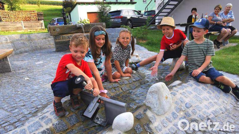 Die Kinder von Oberlangau haben Spaß an der Staustufe im neuen &quot;Hundertwasser-Style&quot;-Bachlauf. Mit ILE-Mitteln kann noch in 2025 eine überdachte Sitzgarnitur aufgestellt werden. Archivbild: Portner