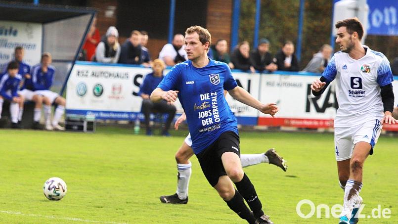 Am Donnerstagabend gastiert der SV Raigering in Etzenricht. Das Foto entstand beim letzten Duell auf Bezirksliga-Ebene 2022 und endete mit einem 3:0-Heimsieg der Wendl-Truppe. Archivbild: war