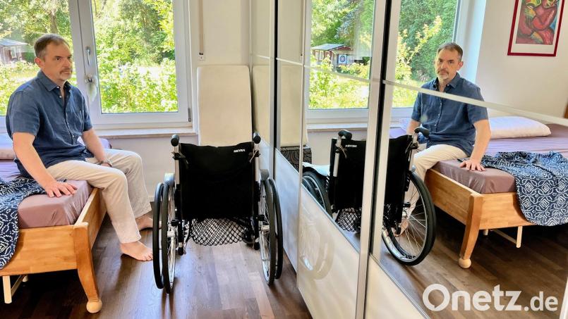 Friedrich Zeiß (61) hat das Erdgeschoss des Hauses für seine an Multipler Sklerose erkrankten Frau Carmen Zeiß komplett barrierefrei geplant. So sind zum Beispiel die Fenster tief, damit sie auch vom Bett oder Rollstuhl aus in den Garten schauen kann. Bild: Gabi Schönberger