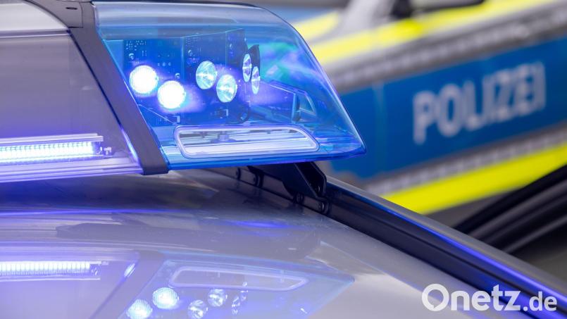 Am Marktplatz in Schwandorf blieb ein Bus stecken und verursachte ein Verkehrschaos. Symbolbild: Daniel Karmann/dpa