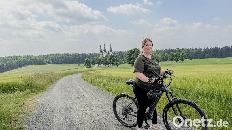 Eines der großen Hobbys der neuen Tourismus-Chefin Sabrina Busch ist das E-Bike-Fahren. Hier ist sie mit ihrem Pedelec bei einem Ausflug zur Großen Kappl bei Waldsassen zu sehen. Bild: Sabrina Busch/exb