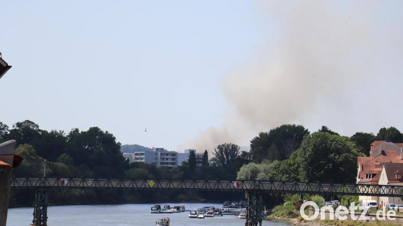 Eine meterhohe Rauchsäule erhebt sich über dem Regensburger Norden. In einer ehemaligen Gaststätte ist am Mittwochnachmittag ein Feuer ausgebrochen. Bild: Simon Rothfischer