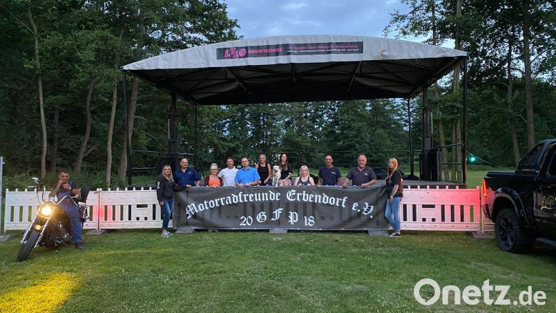 Die Motorradfreunde Erbendorf laden am Wochenende zum Spendenfestival ein. Das Bild zeigt Präsident Erwin Heimerl (Dritter von links) mit einem Teil der Helfer vor der Bühne, auf der die Bands auftreten werden. Bild: Semi Smith