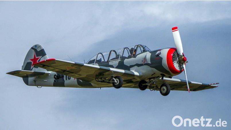 Matthias Sieber fliegt die YAK-52, einen liebevoll restaurierten Oldtimer. Bild: Lisa Wagemann