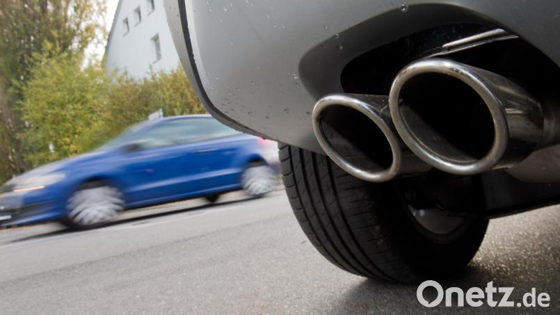 Die Polizei ermittelt gegen zwei Männer, die sich in Amberg ein Autorennen geliefert haben. Bild: Julian Stratenschulte