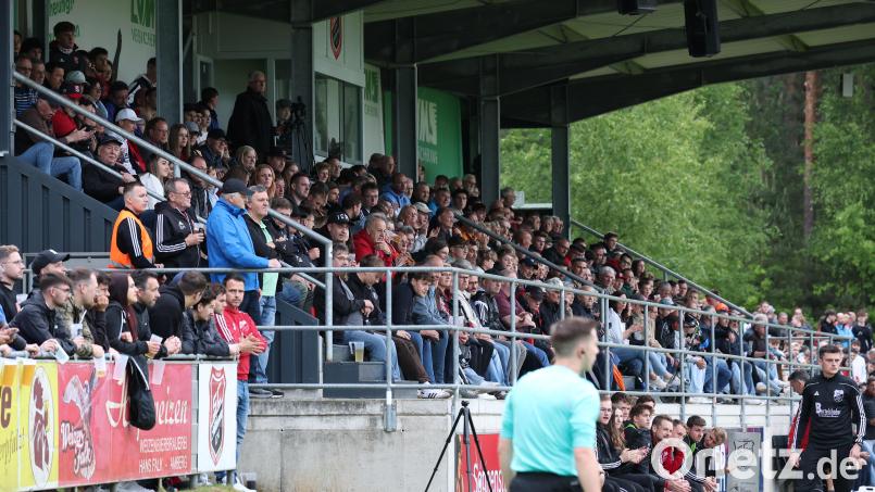So voll wäre die Tribüne im Stadion des SC Luhe-Wildenau gewiss auch am ersten Spieltag gegen den Nachbarn des SV Etzenricht geworden. Archivbild: Dieter Jäschke
