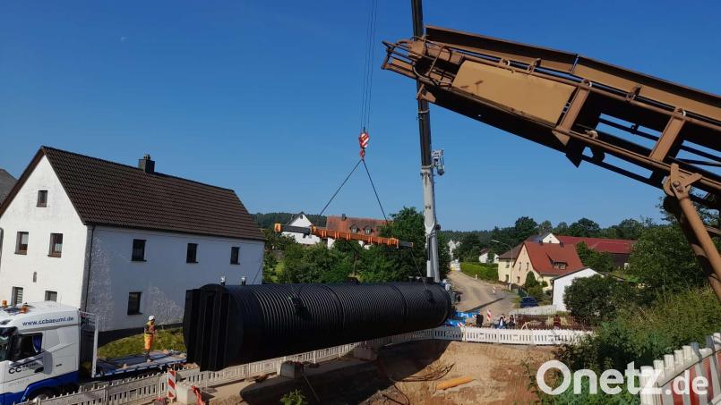 Bei den Bauarbeiten in Kondrau ist die Löschwasserzisterne in den Boden eingebaut worden. 100 Kubikmeter fasst der Behälter. Bild: Andreas Riedl/exb