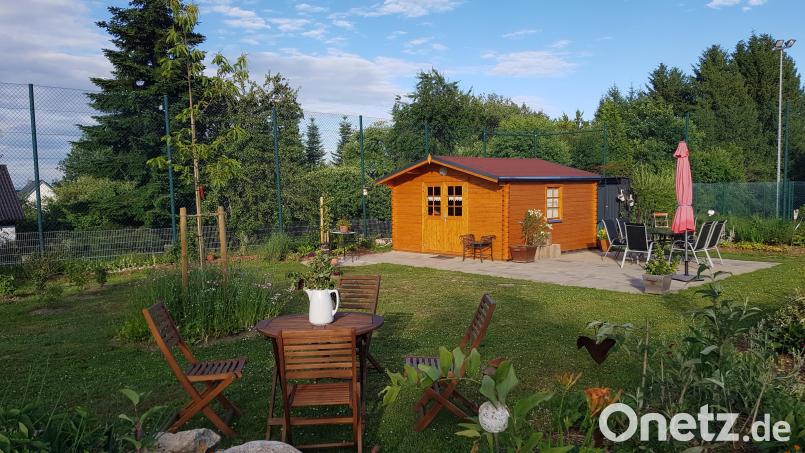 Beim &quot;Tag der offenen Gartentür&quot; wird im Landkreis Tirschenreuth der neue Vereinsgarten des Erbendorfer Obst- und Gartenbauvereins eingeweiht. Vor gar nicht so langer Zeit war das Gelände noch ein Bolzplatz. Bild: Benkhardt