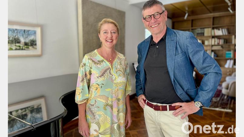 Christoph Thomas überraschte Andrea Trottmann mit der Bitte, die Leitung des Vereins Weidener Meisterkonzerte zu übernehmen. Nach kurzer Überlegung stimmte sie zu und erhielt das Vertrauen der Mitglieder. Bild: Gabi Schönberger