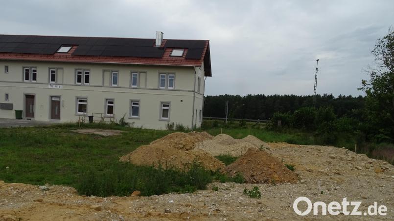 Die Bahn hat zugestimmt, dass vor dem Bahnhof Freihöls ein Kinderspielplatz errichtet werden darf. Eine überraschende Nachricht, mit der kaum einer mehr gerechnet hatte. Bild: Houschka