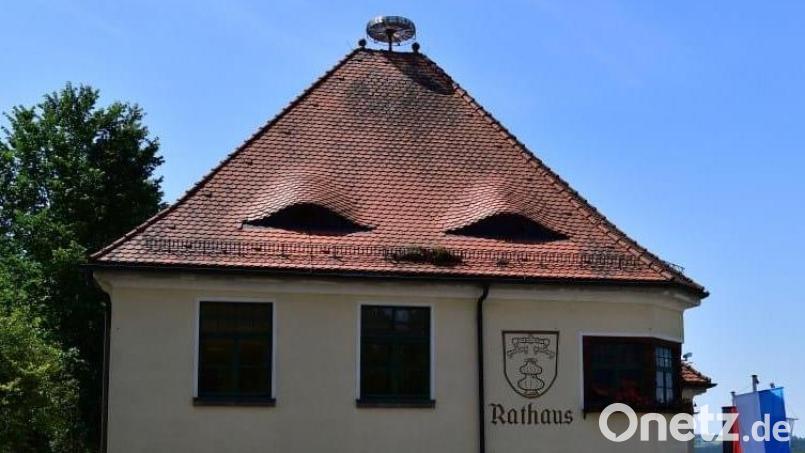 Im Pullenreuther Rathaus sprach der Gemeinderat über die Kläranlage. Bild: exa