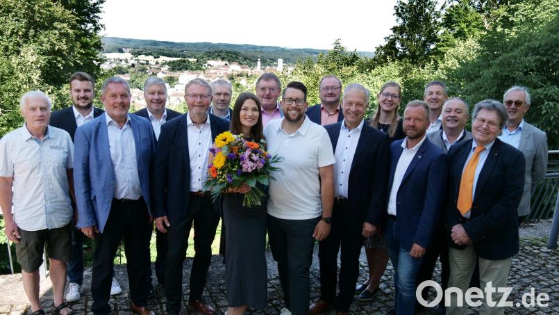 Landratskandidat Stefan Kroher mit seiner Ehefrau Julia, hinter ihm die Kreisvorstandschaft der Freien Wähler Amberg-Sulzbach u.a. mit MdL Bernhard Heinisch, Kreisvorsitzenden/Landesvize Hans Martin Grötsch und FW-Kreistagsfraktionssprecher Peter Dotzler. Bild: Christopher Würz/Freie Wähler