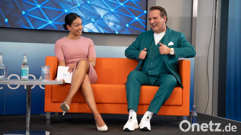 Zu Beginn hieß es für ihn: Winnetou oder Möbelhaus: Starinvestor Ralf Dümmel, bekannt aus der &quot;Höhle der Löwen&quot;, spricht beim &quot;Denk.summit&quot; in Weiherhammer mit Moderatorin Stefanie Dechant über seine Karriere. Bild: Marina Gube