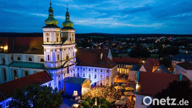 Von Freitag bis Sonntag feiert Waldsassen Europa: Die Stadt hat auf dem großen Platz zwischen Basilika und Rathaus drei Open-Air-Abende mit verschiedenen Genres für alle Altersgruppen initiiert. Bild: Stadt Waldsassen/Drone-Pics.de