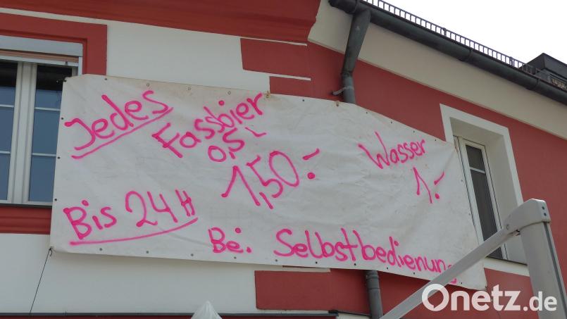 Mit diesem auf die Schnelle selbst besprühte Banner wurden beim Altstadtfest 2024 die Bier-Kampfpreise in der Bar Stadtgespräch beworben – es war eine Protestaktion, die es dieses Jahr nicht mehr geben soll. Archivbild: mfh
