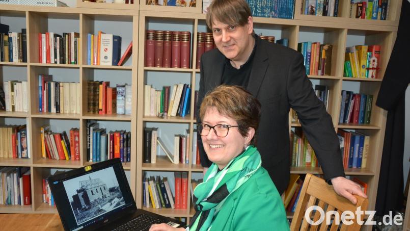 Sie erarbeiteten federführend das Festprogramm: Seelsorgeratssprecherin Rosemarie Ernst und Pfarrer Oliver Pollinger beim Blick in die Chronik. Bild: jr