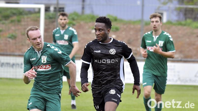 Kevin Amaizo (Zweiter rechts/Szene aus Spiel gegen Großbardorf) spielte bis 2023 bei der DJK Gebenbach. Am Samstag trifft der jetzige Tännesberger auf seinen Ex-Klub. Archivbild: Hubert Ziegler