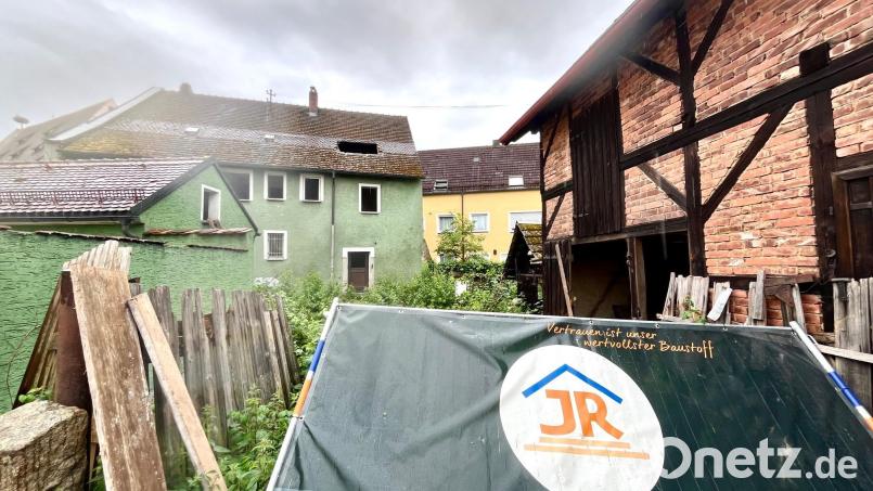 Der Abriss des Trommer-Anwesens in Neustadt/WN hat begonnen. Bild: Gabi Schönberger
