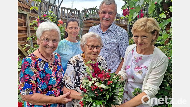 Zum 90. Geburtstag erhält Therese Gmeiner (Mitte) von der Arbeiterwohlfahrt einen Blumengruß. AWO-Ehrenvorsitzende Hilde Zebisch (von links), Heike Gmeiner, Hans-Jürgen Gmeiner und AWO-Vorsitzende Gabriele Laurich gratulieren. Bild: R. Kreuzer