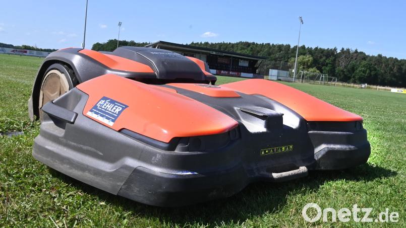 Personalsorgen haben die Poppenrichter Sportvereine, denn keiner will die Aufgabe des Platzwarts übernehmen. Für die Rasenpflege sorgen künftig beim SLV Traßlberg und beim SVM Poppenricht Rasenmähroboter und den Sportvereinen billigte der Gemeinderat einen Zuschuss von 15 Prozent auf die Anschaffungskosten zu. Bild: gf
