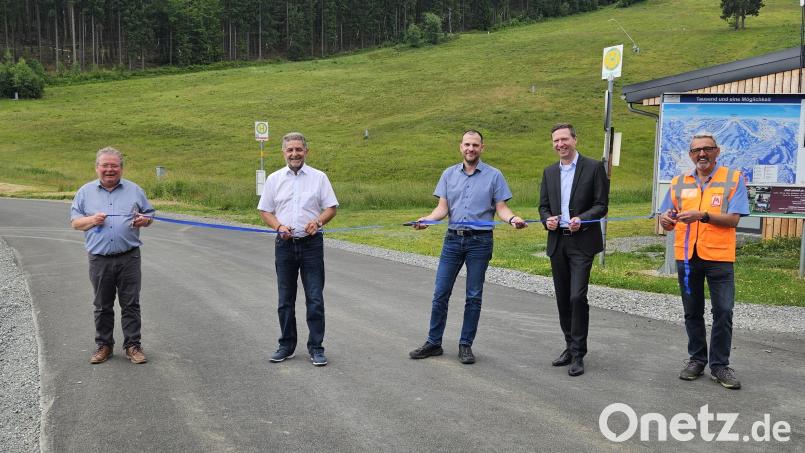 Strahlende Gesichter beim offiziellen Banddurchschnitt (von links): Verwaltungsleiter Lothar Huber, Erster Bürgermeister Franz Tauber, Geschäftsleiter Asphaltbau/Firma Markgraf Stefan Eulefeld, Landrat Florian Wiedemann sowie Bauleiter Asphalt/Straßenbau/Firma Markgraf Reinhold Schiener freuen sich über den gelungenen Abschluss des Projekts. Bild: gis