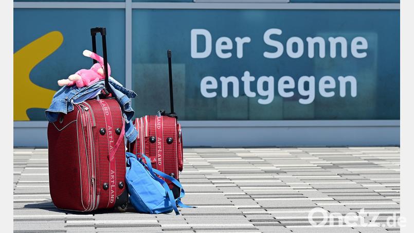 Alles drin: Mit gut gepackten Koffern geht es der Sonne entgegen. Symbolbild: Uwe Zucchi/dpa