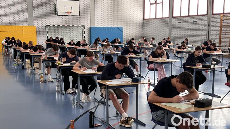 Die 48 Abschlussschüler bei ihren Prüfungen im Fach Englisch am Freitag in der Schulturnhalle. Bild: hdk
