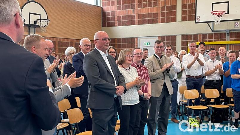 Mit stehenden Ovationen verabschiedeten die rund 120 Gäste des Festakts den scheidenden Vorstandsvorsitzenden der Lebenshilfe Eduard Freisinger in den Ruhestand. Bild: Susanne Schwab